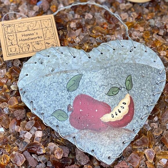 🏡HANNA’s HANDIWORKS HANGING TIN HEART BASKET-Decorated with an apple motif. New - Picture 1 of 3